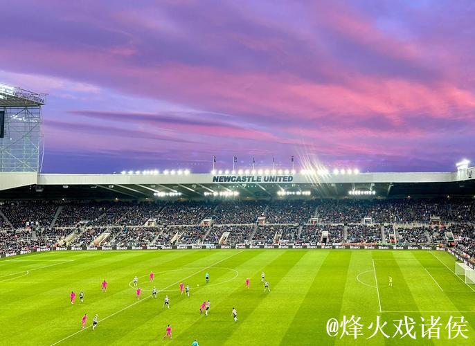 这是纽卡斯尔联队的球迷们抵达光明球场画面